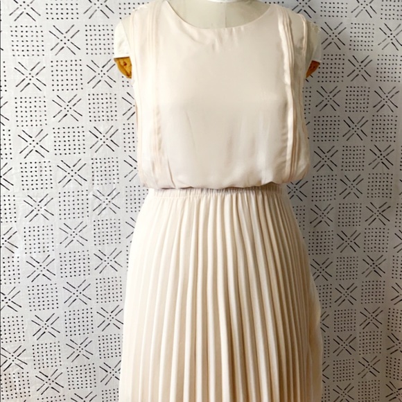 Beautiful Pleated bottom dress - Picture 8 of 9